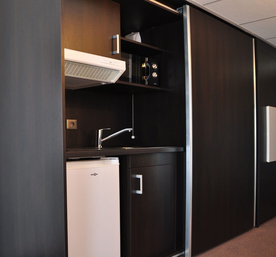Fridge, microwave, stovetop, coffee/tea maker