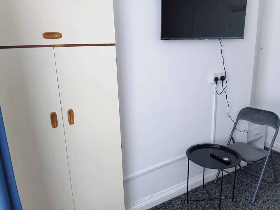 Studio Sleeps 2 With Parking Apartment in Oldbury