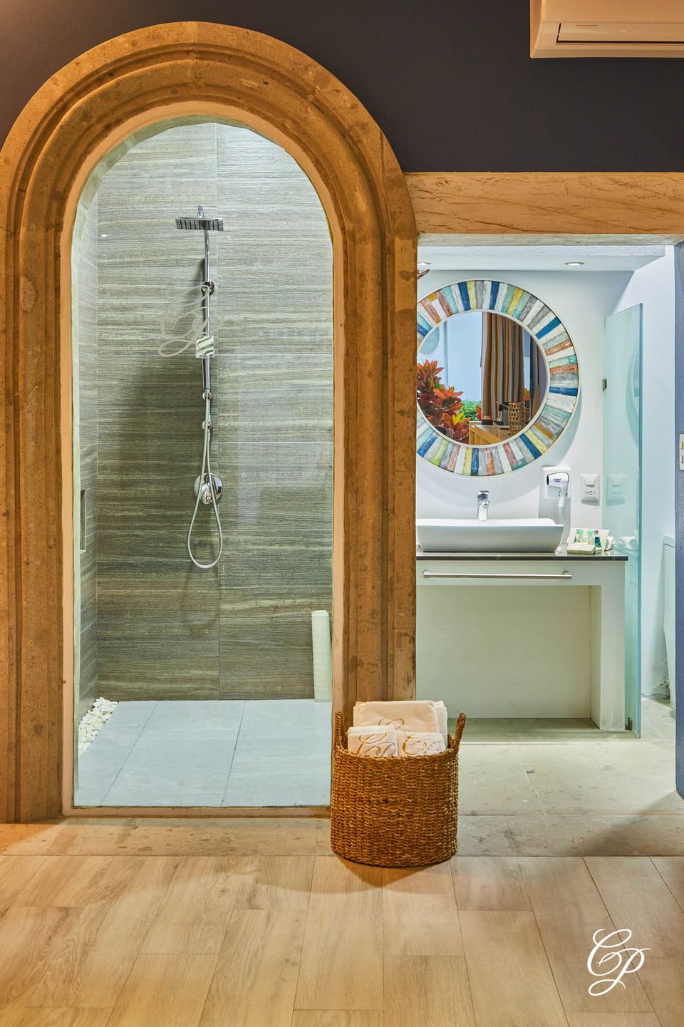 Deluxe Room - Plata 999 | Bathroom | Hair dryer, towels