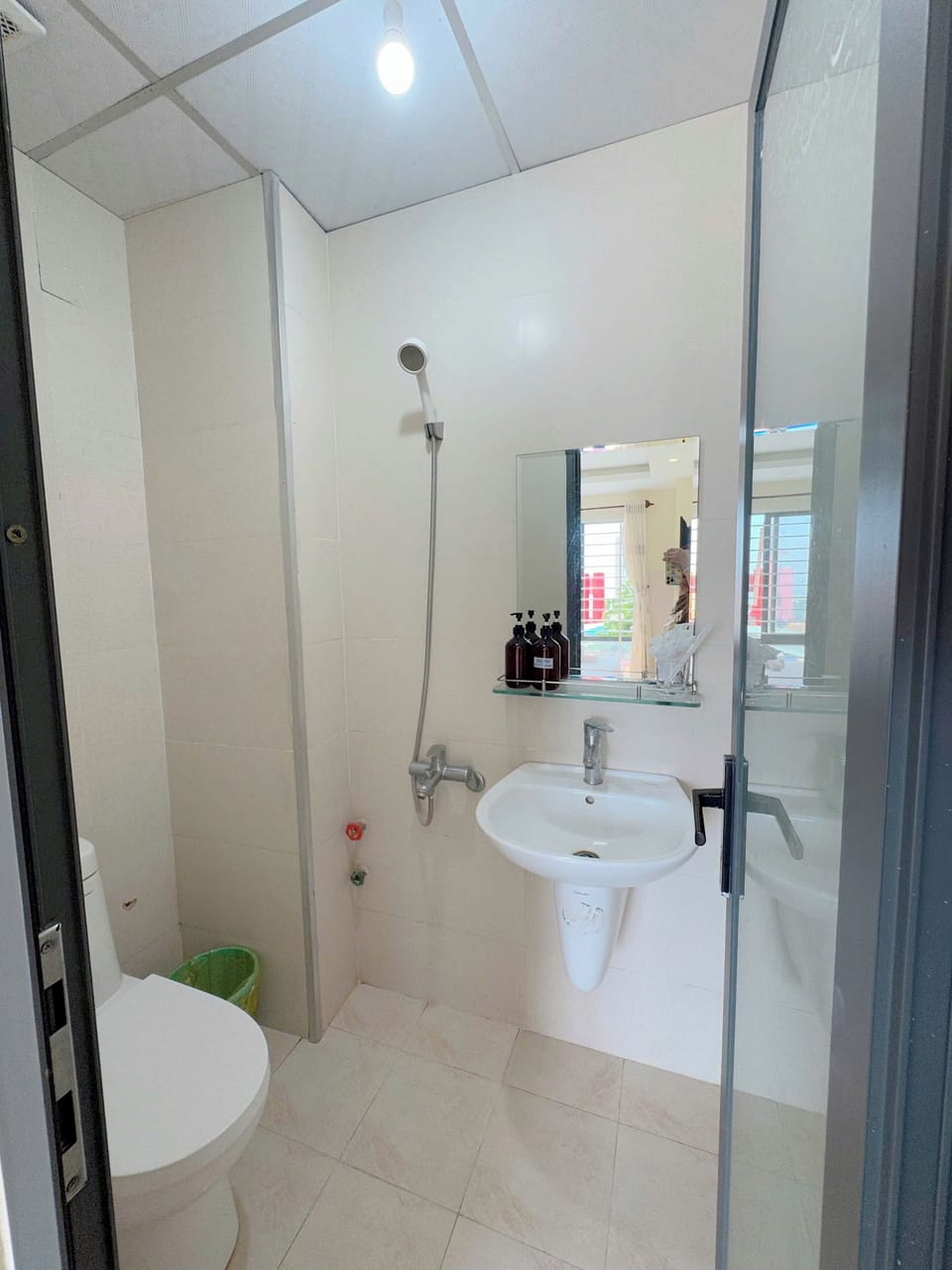 Double Room, Beach View | Bathroom | Shower, hydromassage showerhead, free toiletries, hair dryer