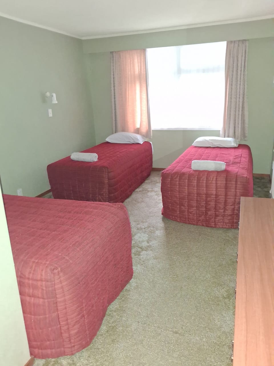 Family Single Room | Desk, laptop workspace, WiFi (free), bed sheets