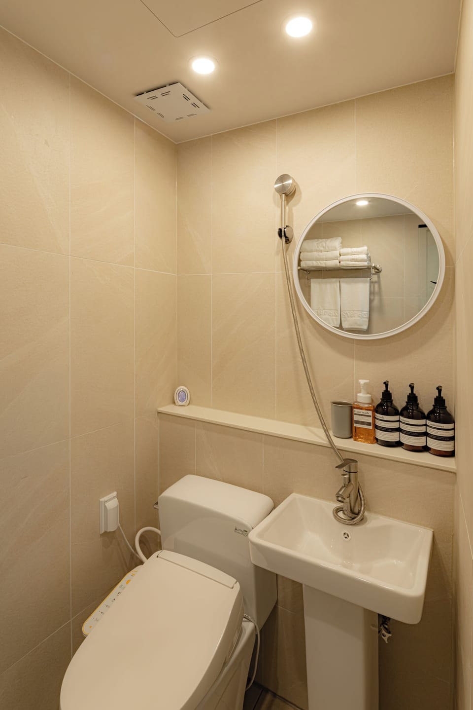 Triple Room | Bathroom | Shower, hair dryer, towels, shampoo
