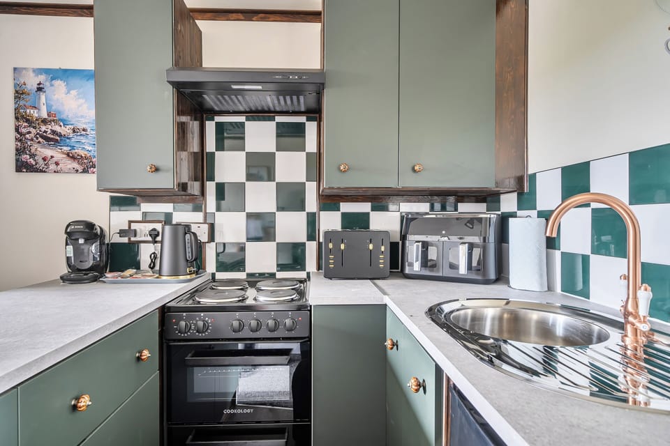 Fridge, oven, stovetop, electric kettle