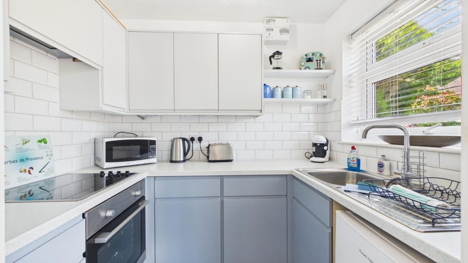 Chalet (2 Bedrooms) | Private kitchen | Microwave, oven, stovetop, cookware/dishes/utensils