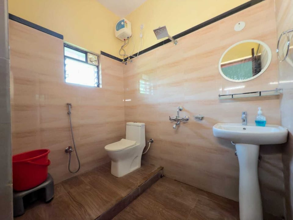 Deluxe Double Room, Balcony, Garden View | Bathroom | Shower, towels, soap, shampoo