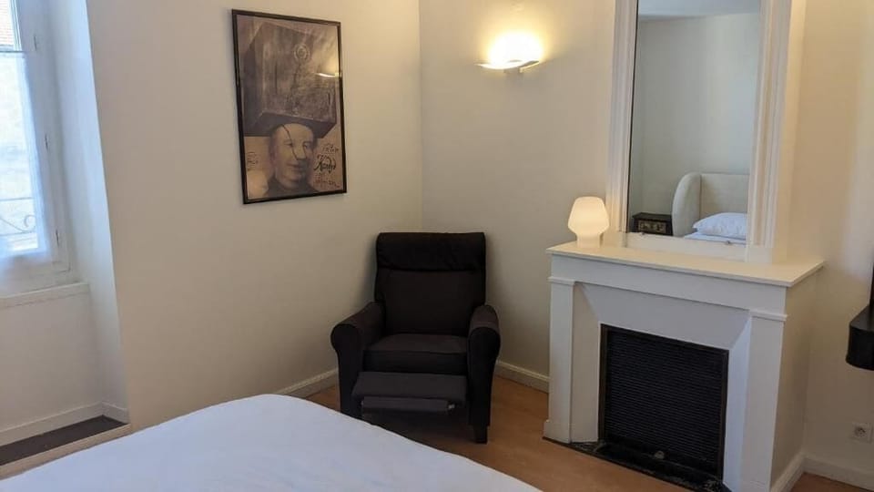 Chambre Voltaire, terrasse en bord de Sorgue | WiFi (free), bed sheets