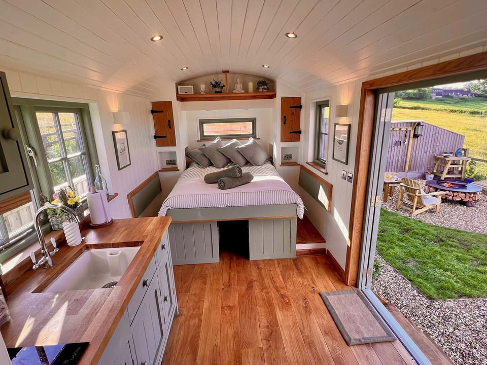 1 bedroom, individually decorated, individually furnished
