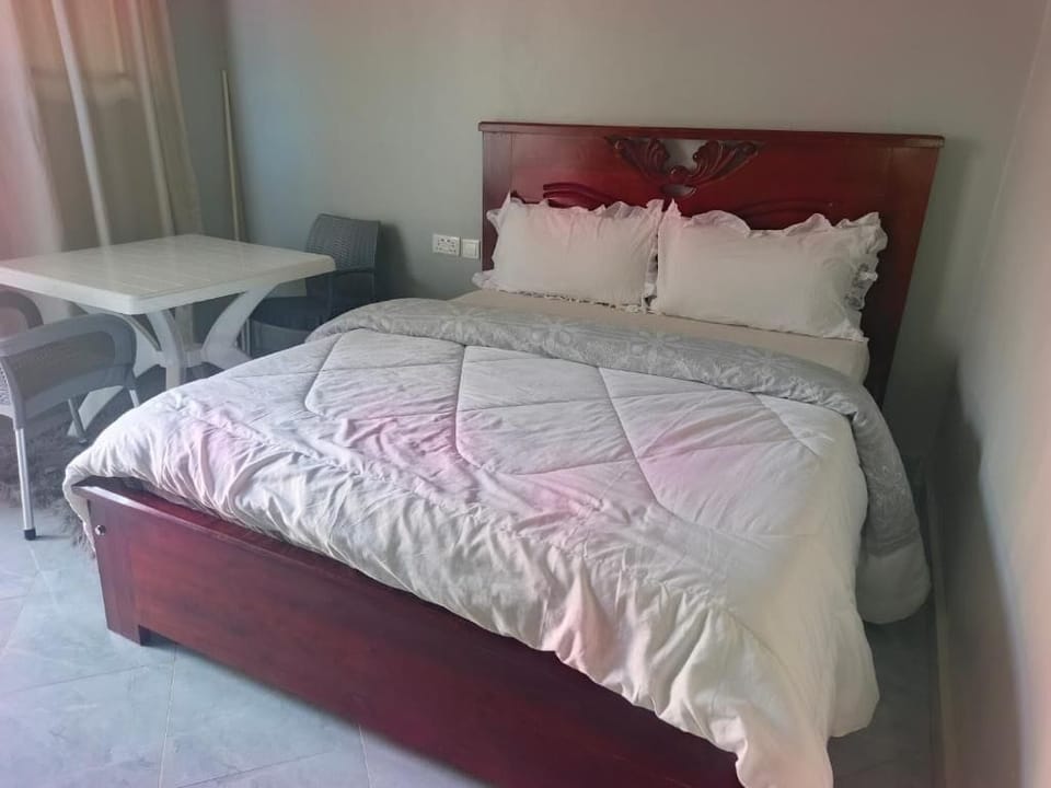 Deluxe Double Room, Balcony, Courtyard View | Desk, soundproofing, iron/ironing board, WiFi (free)