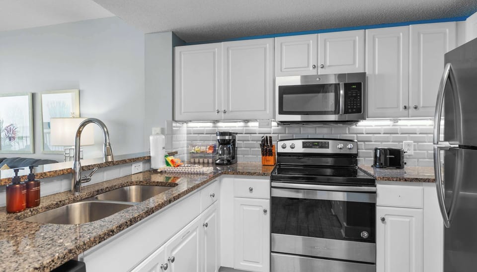 Condo, Multiple Beds, Beach View (Majestic View) | Private kitchen