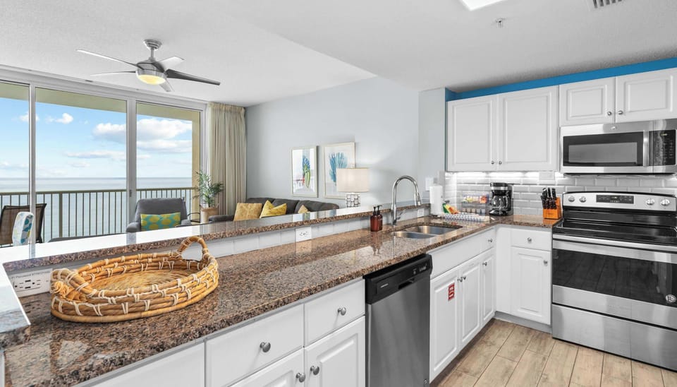 Condo, Multiple Beds, Beach View (Majestic View) | Private kitchen