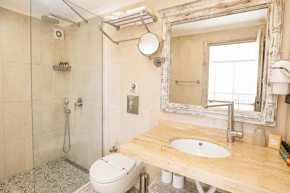 Luxury Double Room, Sea View | In-room safe, blackout drapes, WiFi (free)
