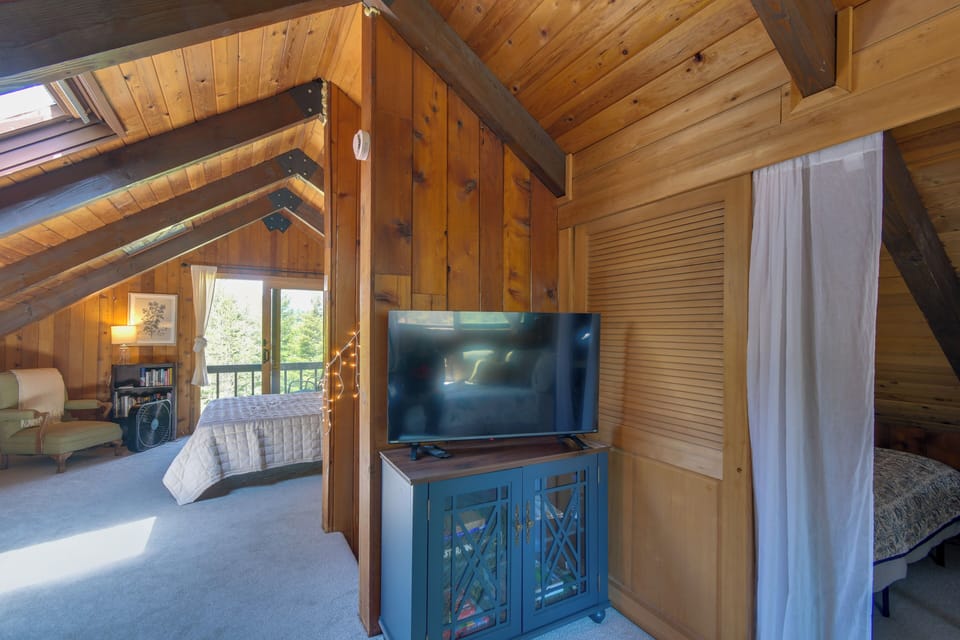 Walk to Water! Lake Kokanee Cabin w/ Mtn Views Cottage in Washington