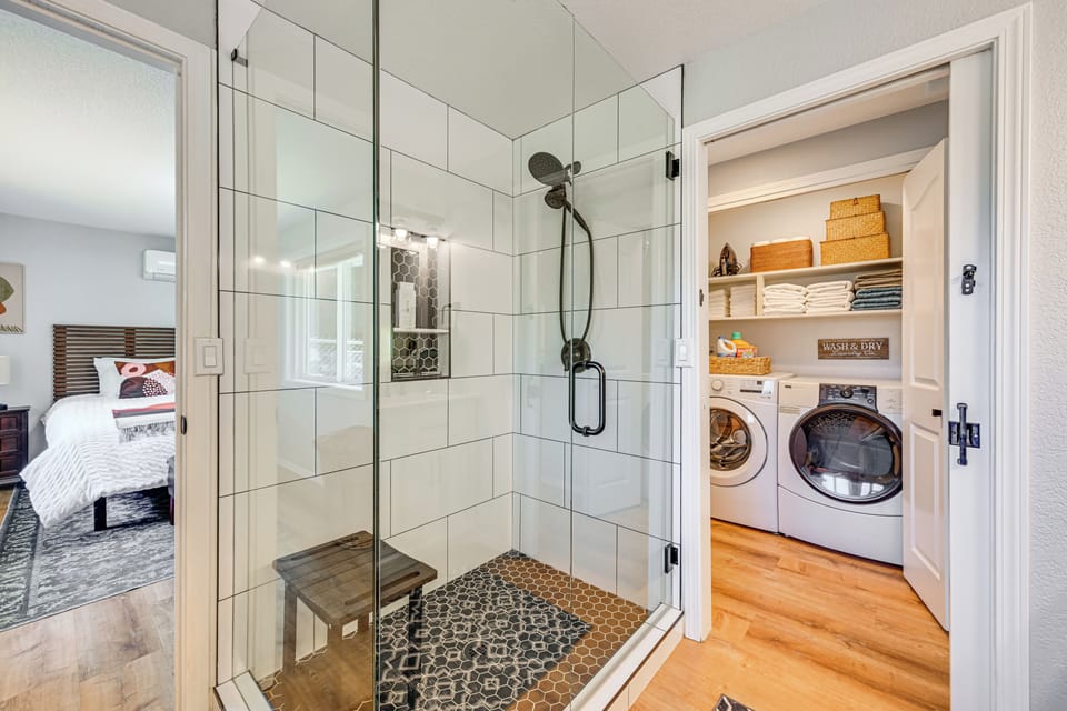 Seatac Getaway! Fully Fenced w/ Workspace Cottage in SeaTac
