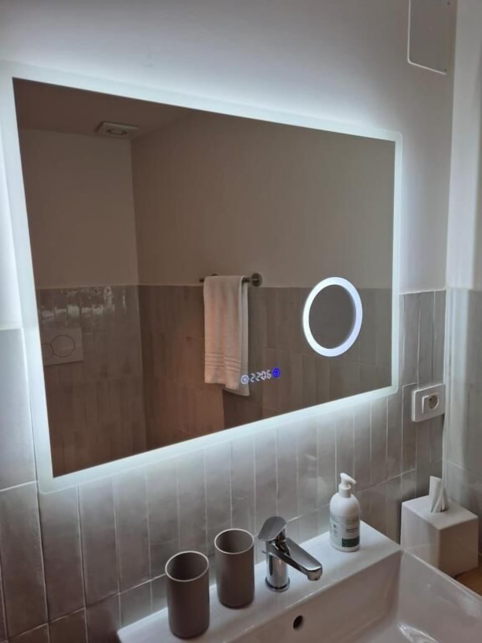 Shower, free toiletries, hair dryer, bidet