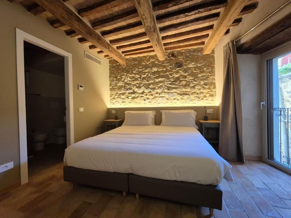 Deluxe Double or Twin Room | Desk, laptop workspace, blackout drapes, WiFi (free)