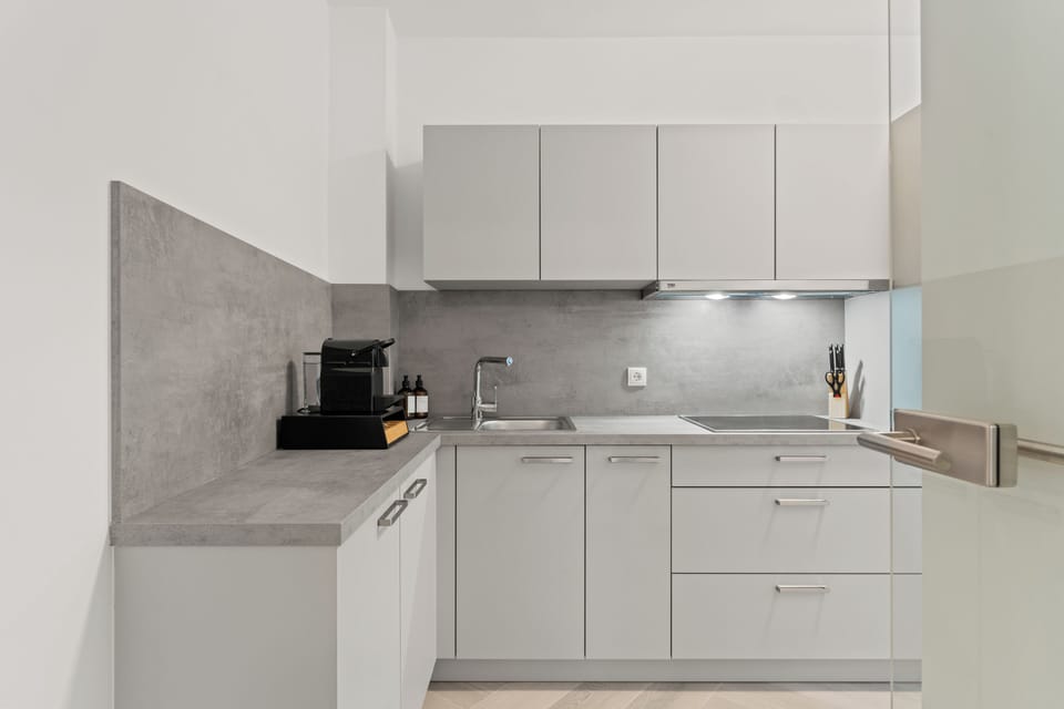 Comfort Apartment, 1 King Bed, Kitchen | Private kitchen | Fridge, microwave, oven, stovetop