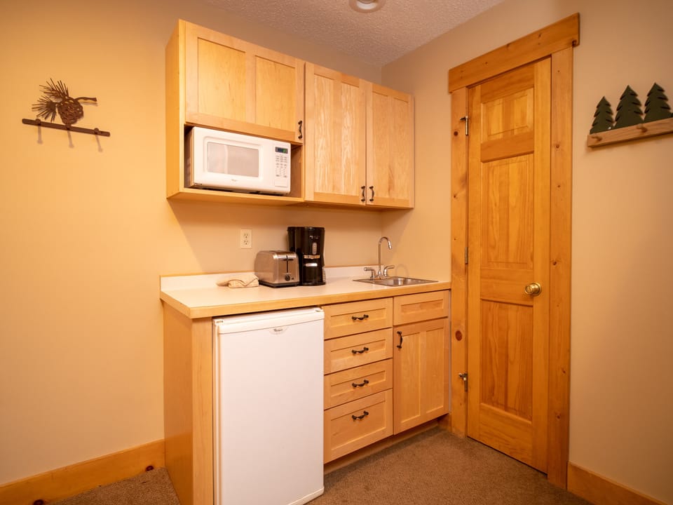 Townhome, 4 Bedrooms (Poplar Ridge) | Private kitchenette | Coffee/tea maker, fridge, microwave, oven