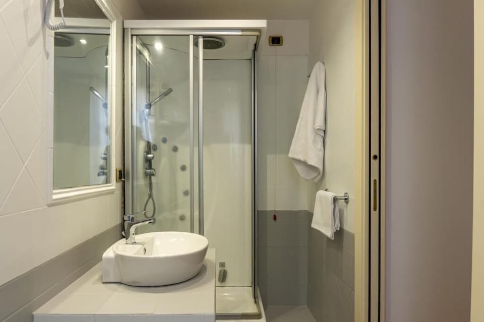Double Room (Gammazita) | Bathroom | Shower, hair dryer, towels, soap