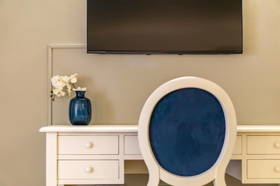 Quadruple Room (Liotru) | Desk, iron/ironing board, WiFi (free)
