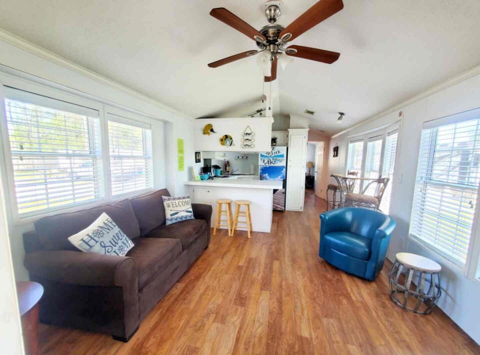 Deluxe Cottage, 1 Bedroom, Lake View | Living area