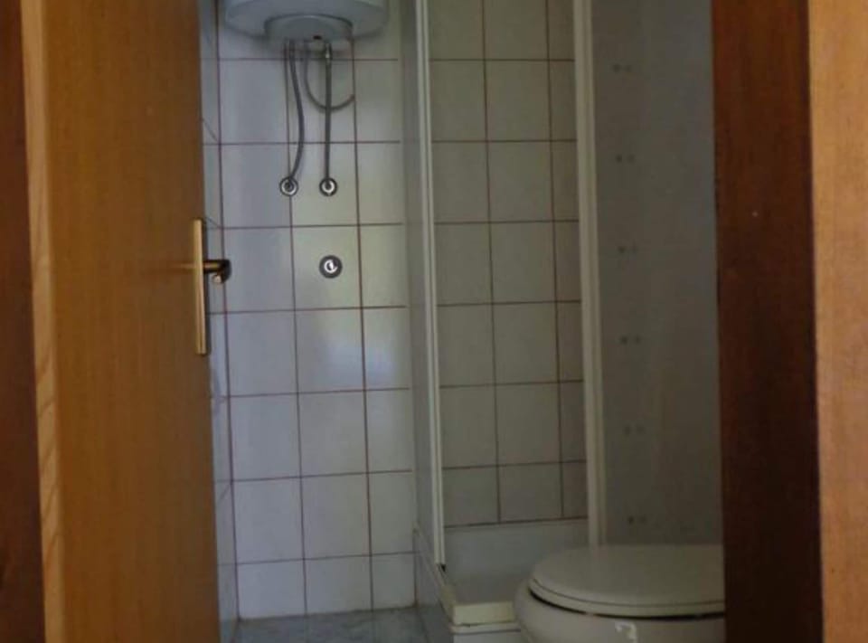 Apartment (One bedroom apartment with balcony (1) | Bathroom | Shower, towels