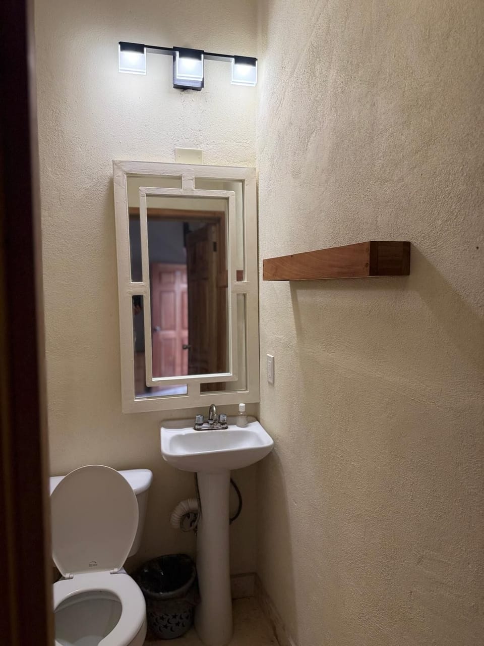 Combined shower/tub, towels, soap, toilet paper