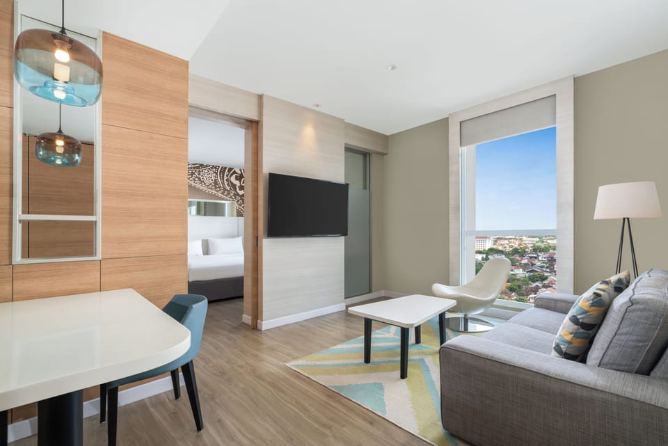 Suite, 1 Double Bed | In-room safe, desk, blackout drapes, soundproofing