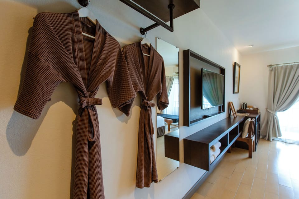 Deluxe Double Room, Lake View | Premium bedding, pillowtop beds, in-room safe, desk