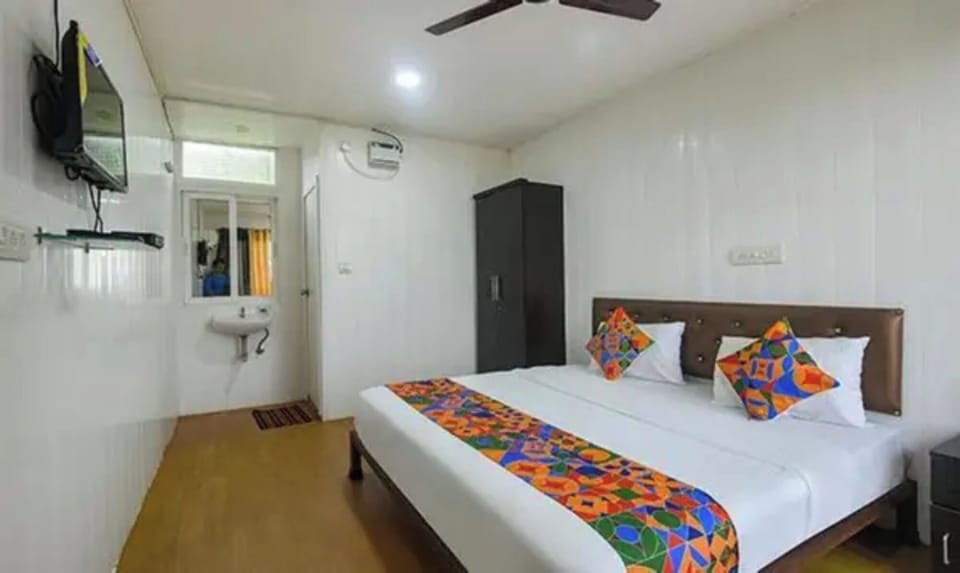 In-room safe, desk, WiFi (free), bed sheets