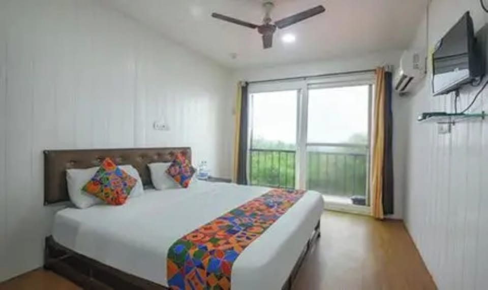 In-room safe, desk, WiFi (free), bed sheets