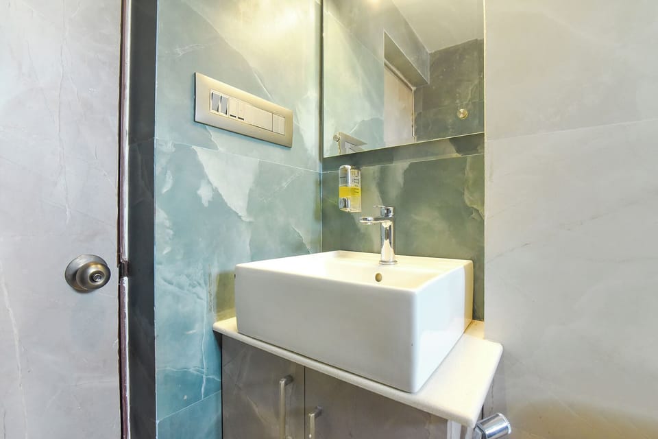 Shower, rainfall showerhead, free toiletries, towels