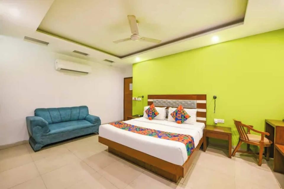 Deluxe Room | Egyptian cotton sheets, premium bedding, in-room safe, desk