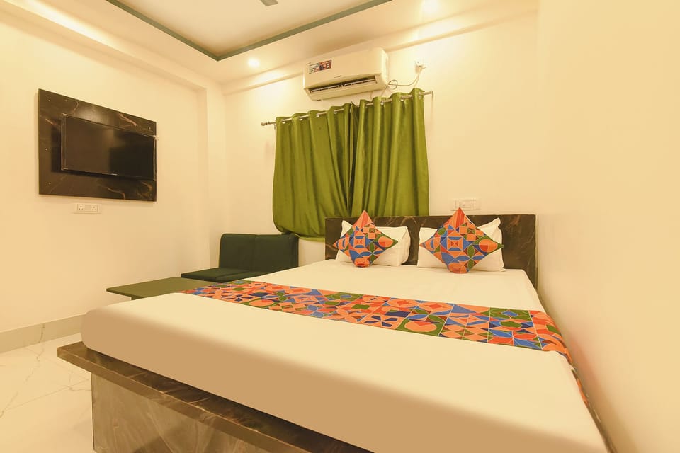 Egyptian cotton sheets, premium bedding, in-room safe, desk