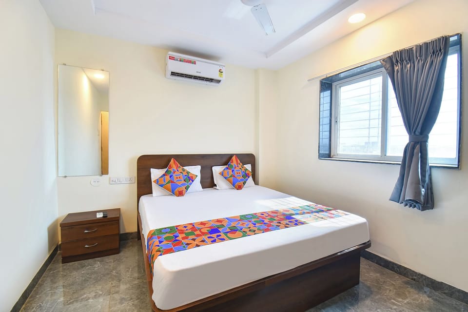 Egyptian cotton sheets, premium bedding, in-room safe, desk