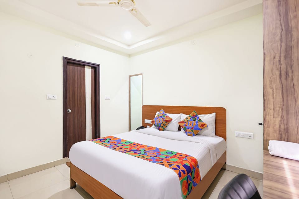 Deluxe Room | Egyptian cotton sheets, premium bedding, in-room safe, desk