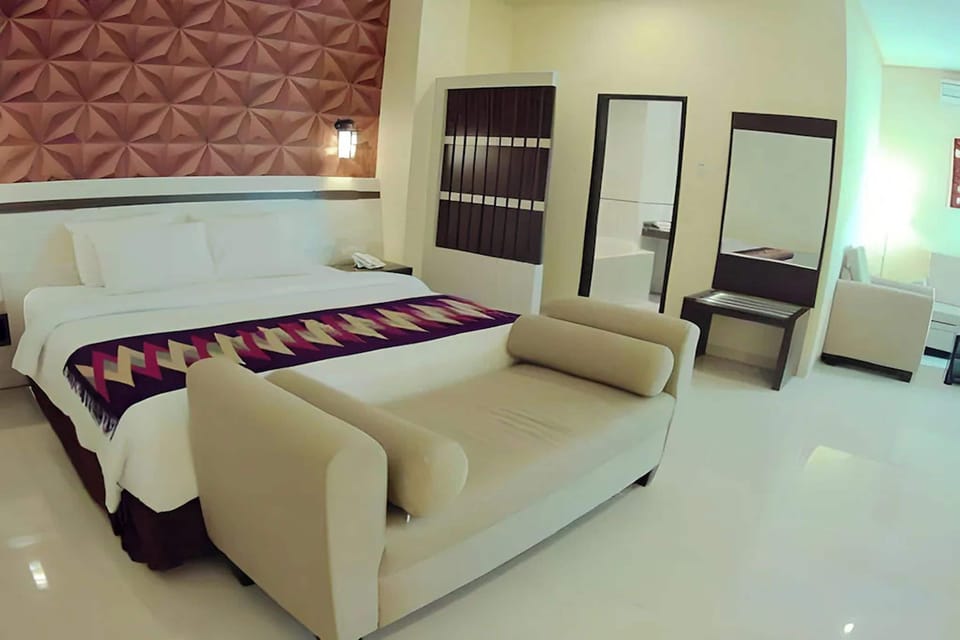 Executive Suite | Desk, blackout drapes, rollaway beds (surcharge), WiFi (free)