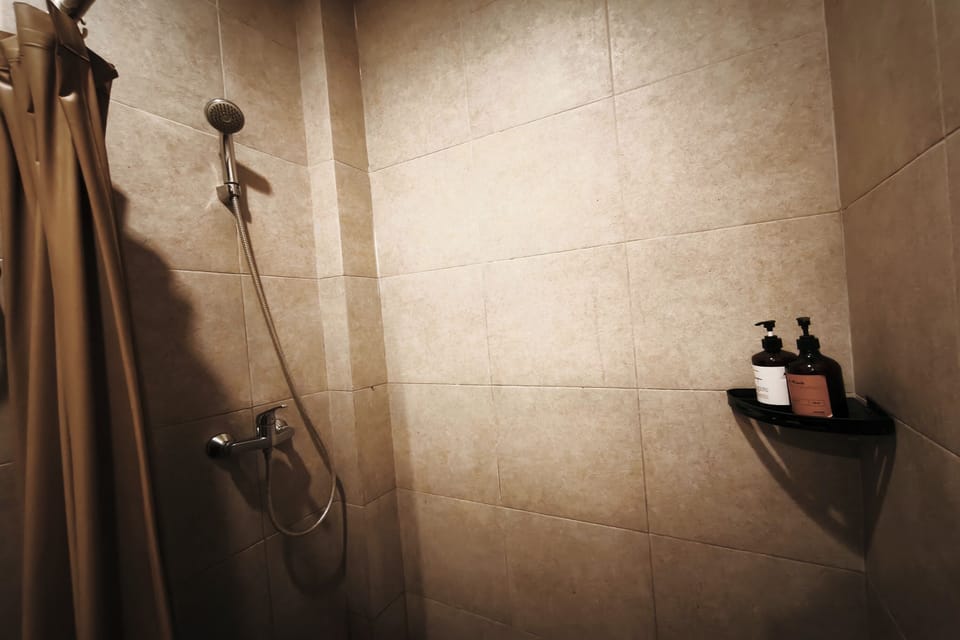 Superior Double Room | Bathroom | Shower, free toiletries, hair dryer, slippers