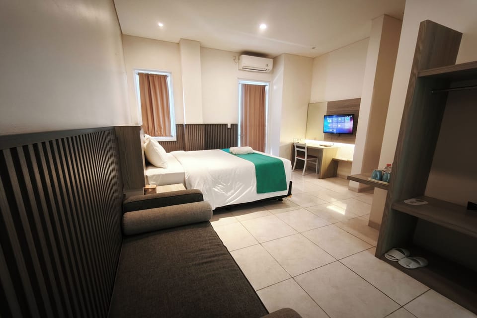 Deluxe Room, Balcony, Ocean View | Desk, iron/ironing board (on request), WiFi (free), bed sheets