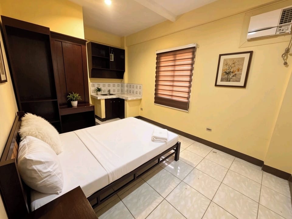 Standard Room | Desk, iron/ironing board (on request), WiFi (free)