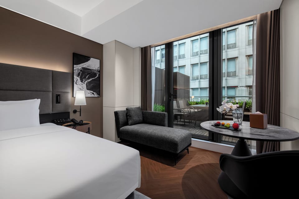 Business Twin Room, City View | Premium bedding, down comforters, minibar (free items), desk