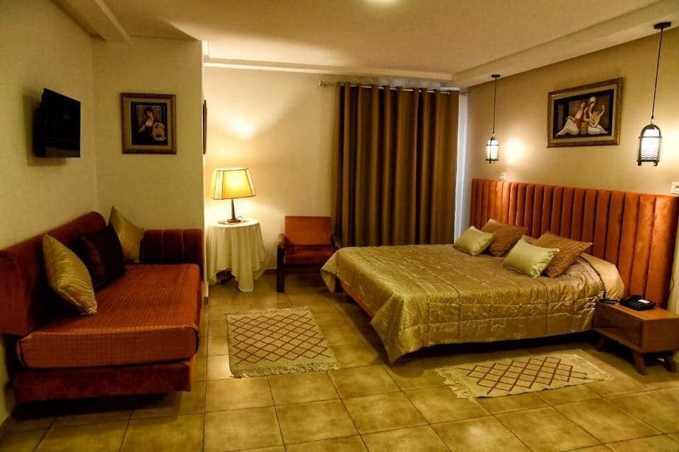 In-room safe, desk, WiFi (free)