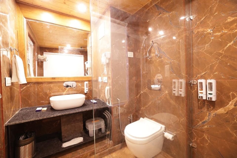 Luxury Double Room, Balcony, Valley View | Bathroom