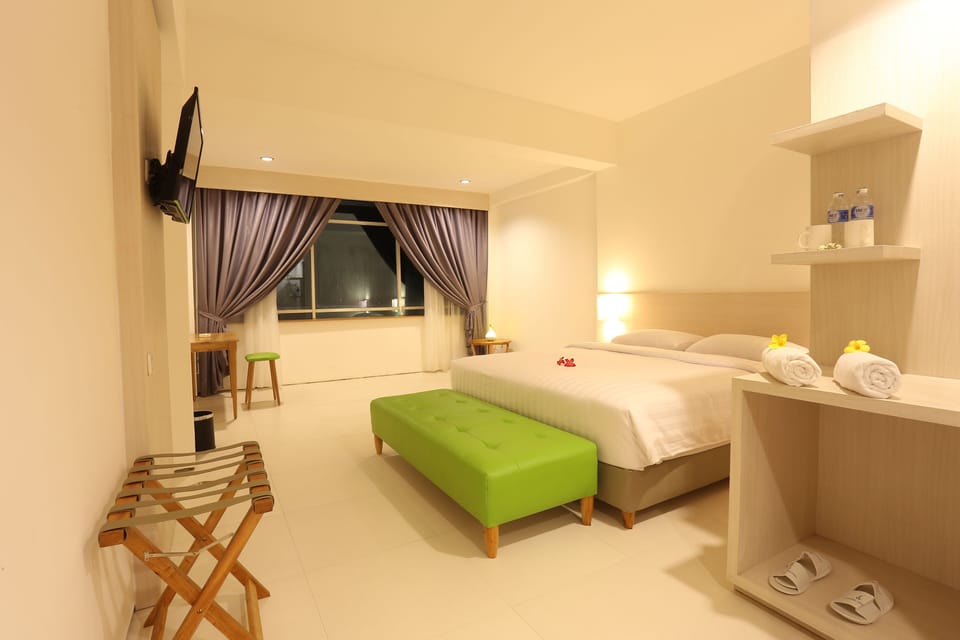 Deluxe Room | Premium bedding, desk, WiFi (free)