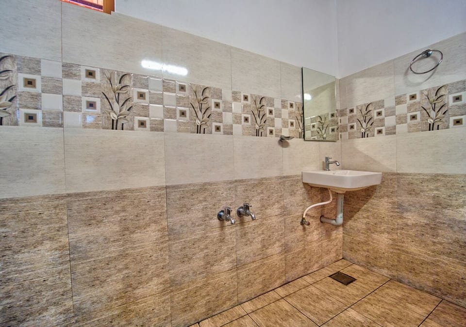 Family Room | Bathroom | Towels, soap, shampoo