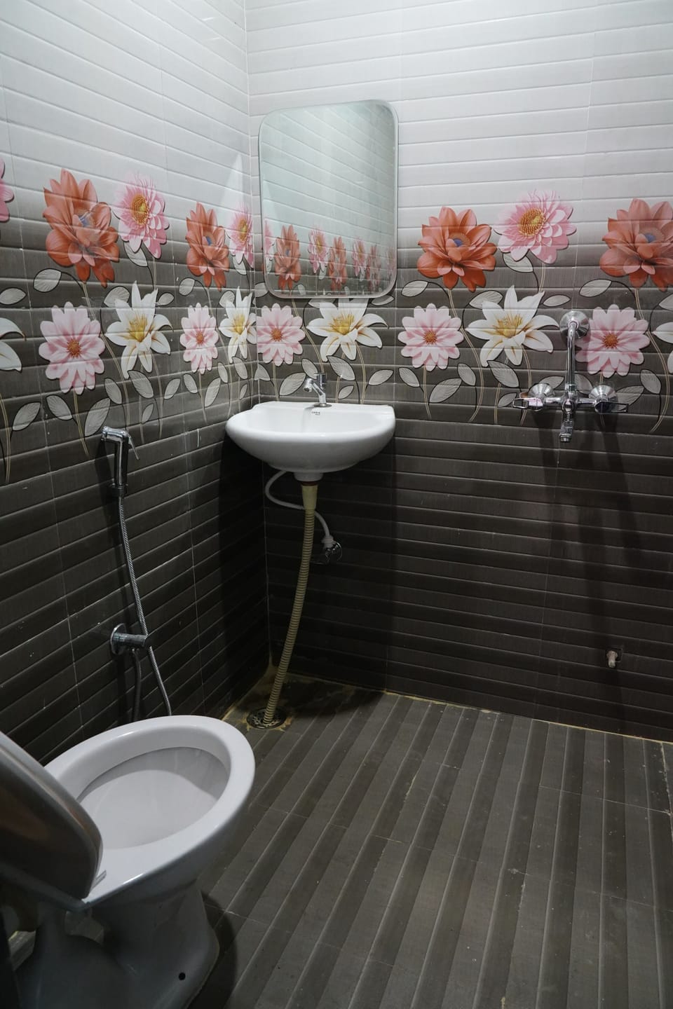 Comfort Double Room | Bathroom | Free toiletries, towels, soap, shampoo