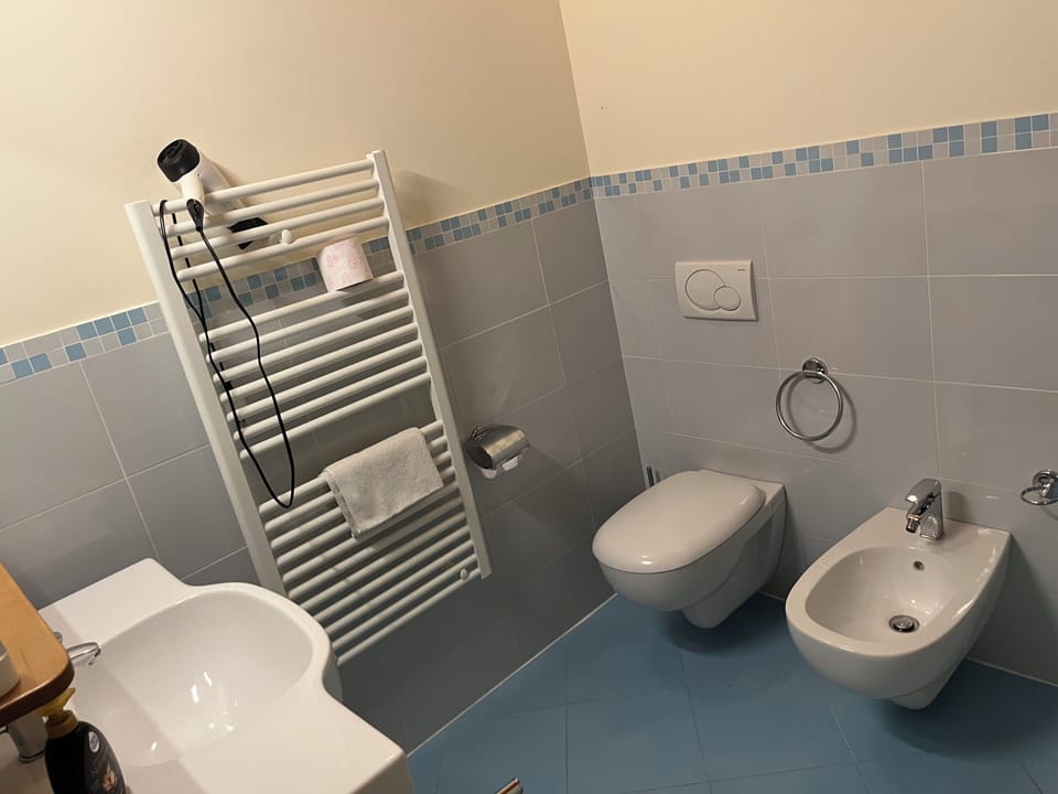 Comfort Quadruple Room, Garden View | Bathroom | Shower, hair dryer, towels, shampoo