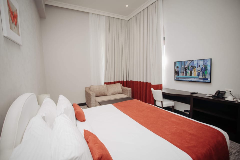 Luxury Suite | Minibar, in-room safe, soundproofing, iron/ironing board