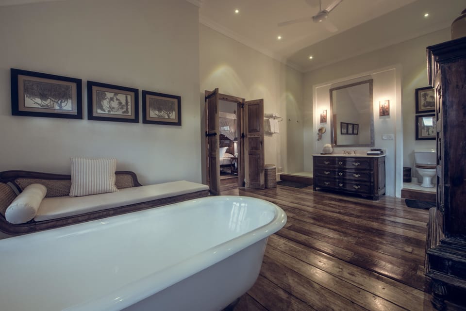 Shower, rainfall showerhead, free toiletries, hair dryer