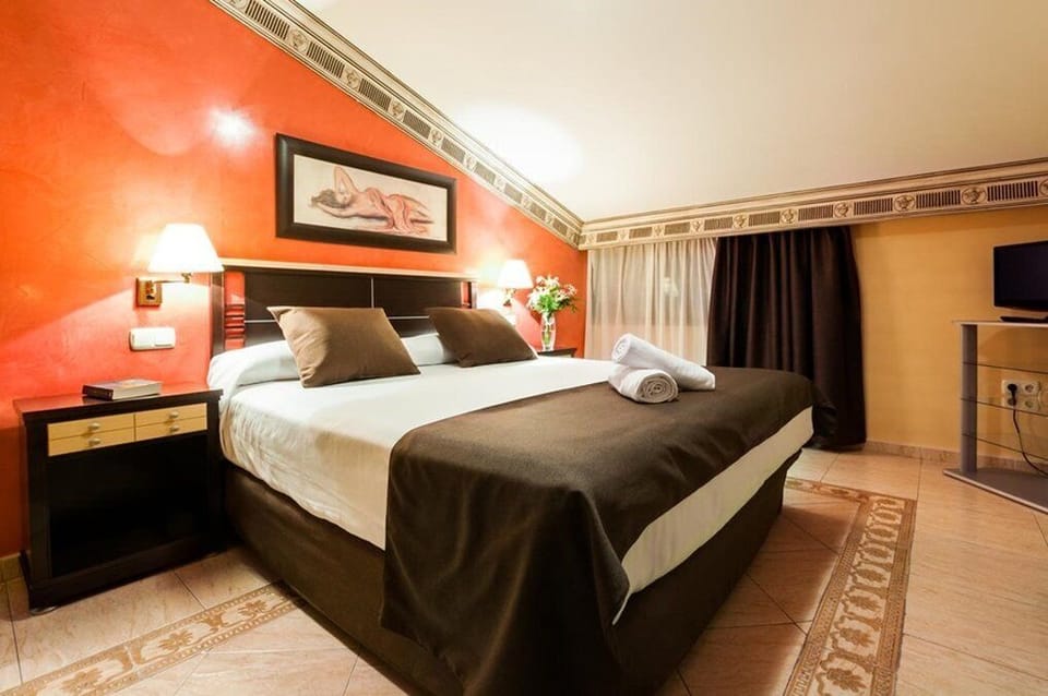 Deluxe Suite | Minibar, desk, soundproofing, rollaway beds