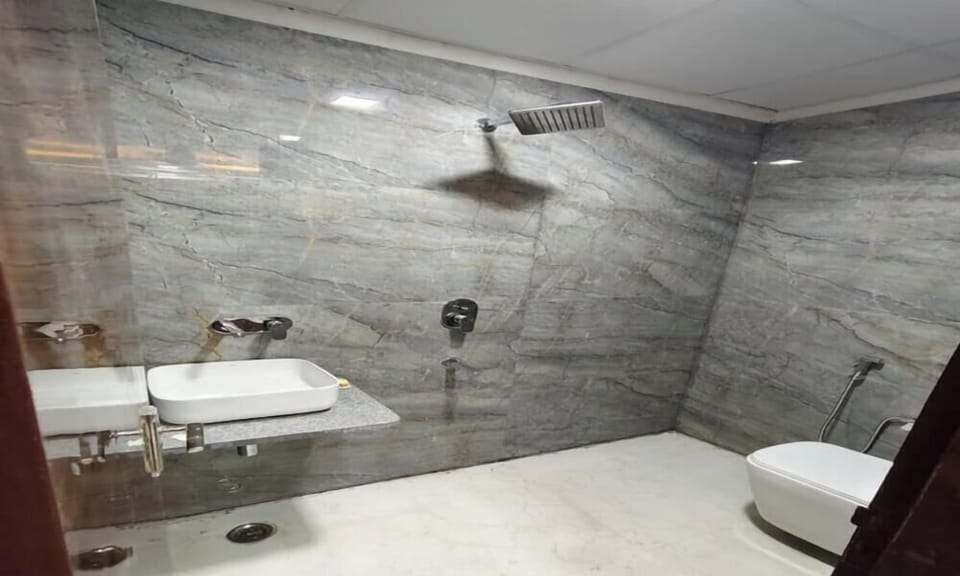 Standard Room | Bathroom | Shower, towels, shampoo